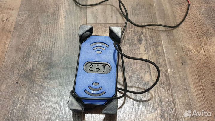 Крепление для телефона с зарядкой