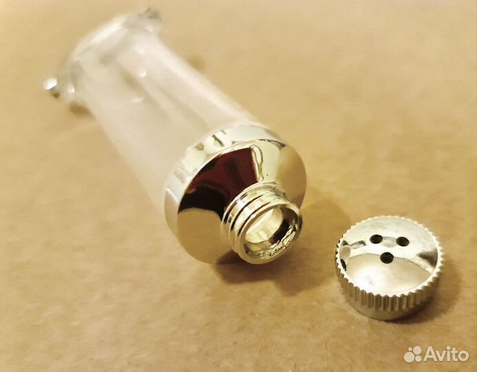 Солонка/перечница в виде прозрачного тюбика