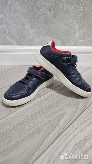 2 пары кроссовок