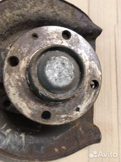 Задняя правая цапфа Peugeot 307