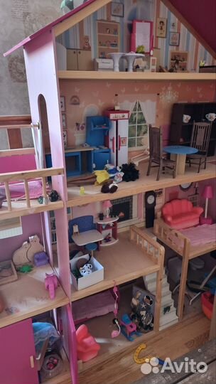 Большой кукольный домик с мебелью