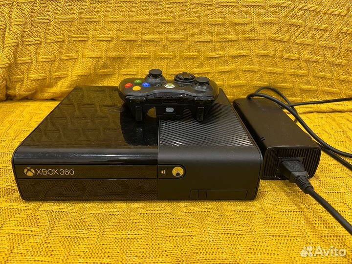 Xbox 360 E 500 Гб + 14 игр на приставке