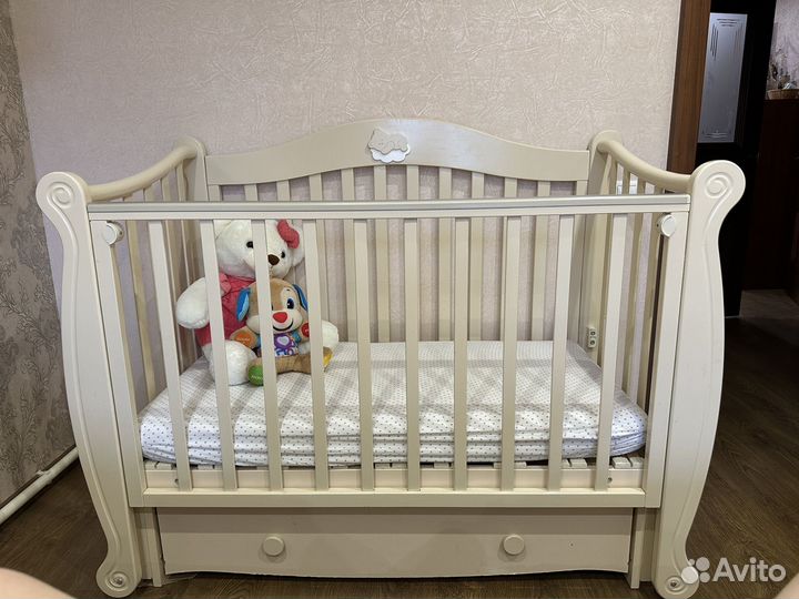 Детская кроватка Красная звезда с маятником