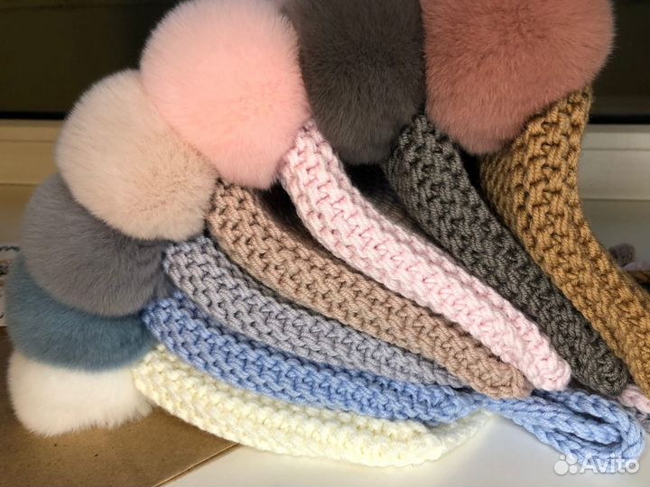 Шапочка с помпонами