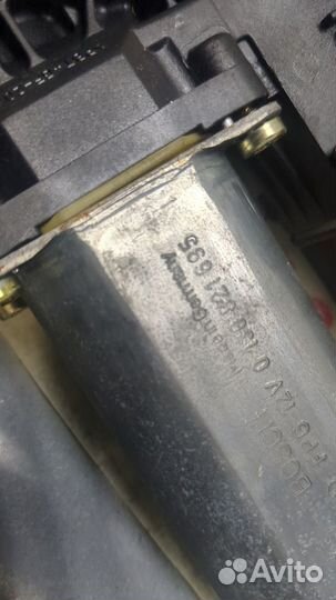 Стеклоподъемник электрический левый передний Volkswagen Passat 5, 1998