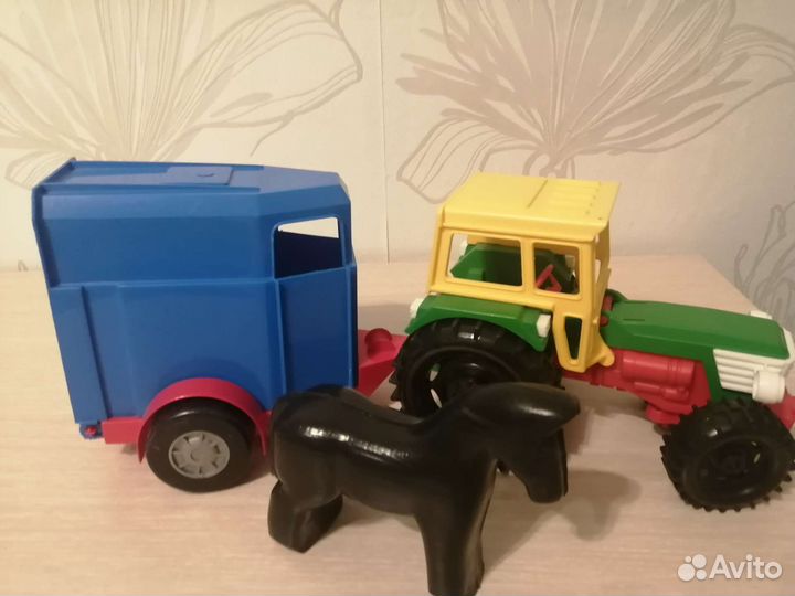 Детский трактор с прицепом и лошадкой