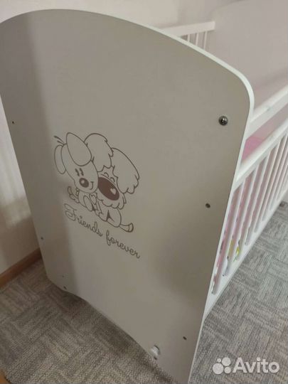 Детская кроватка с маятником
