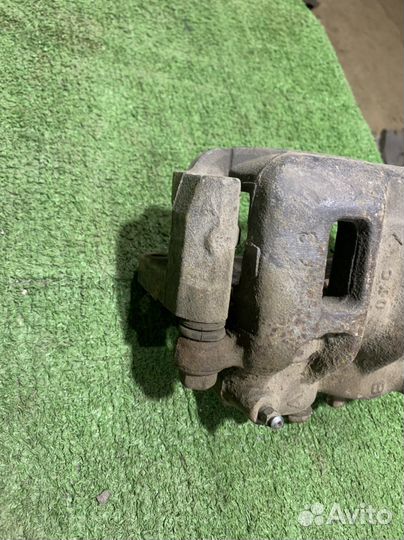 Передний правый тормозной суппорт Pajero 4