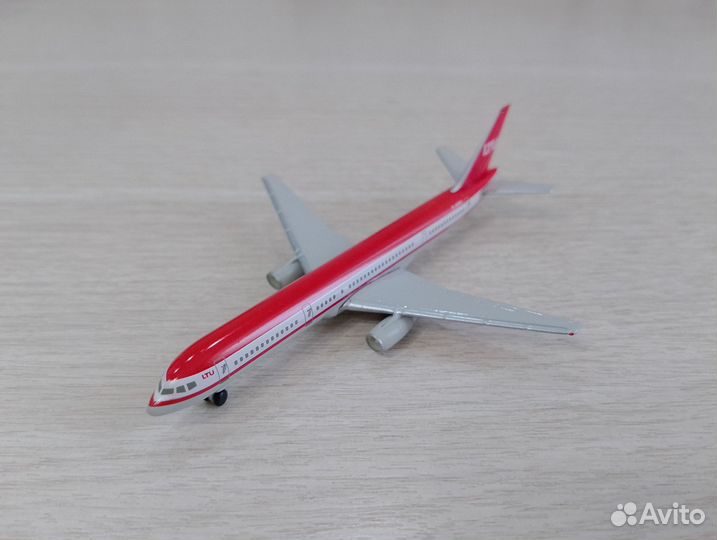 Самолёт в коробке. Boeing 757-200 