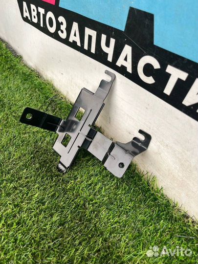 Кронштейн блока управления Chevrolet Trax рест