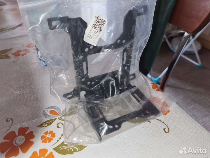 Крепление для резервуара/помпы сво