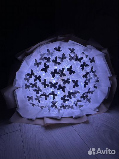 Букеты из бабочек и атласных роз