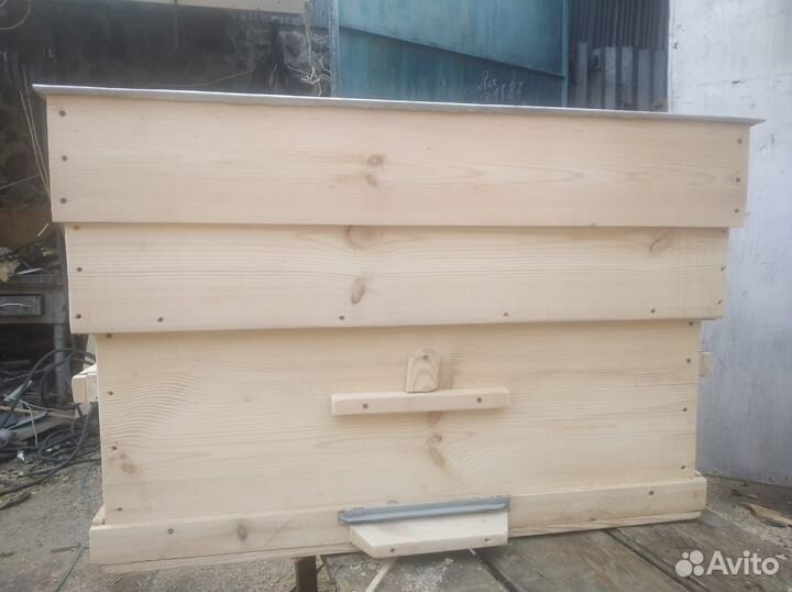 Пчелы и улья