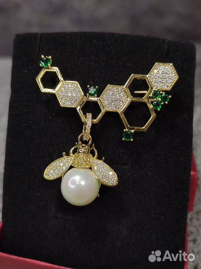 Брошь Пчела на сотах