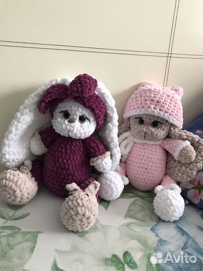 Вязаная игрушка «Зайка в повязке»