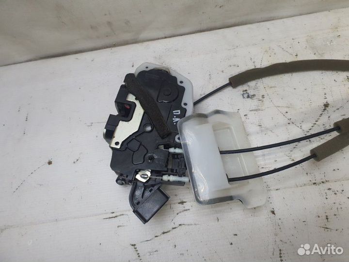 Замок двери передний левый Nissan Skyline седан