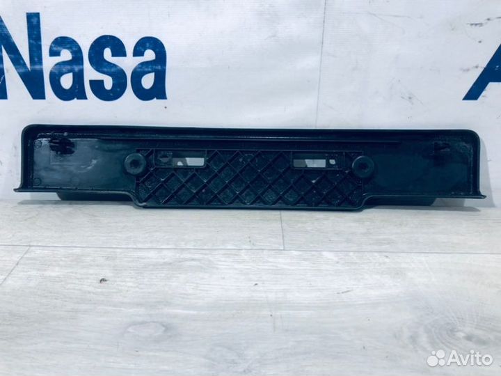 Площадка номерного знака передняя Toyota Land