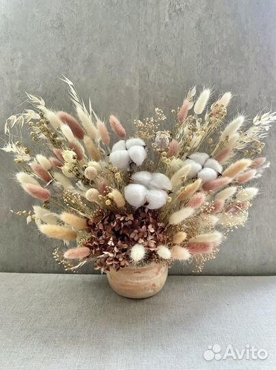 Композиция из сухоцветов с хлопком и гортензией