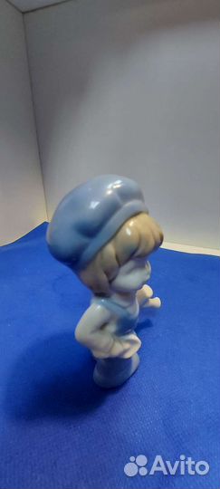 Антикварная фарфоровая статужтка юный садовод.ГДР