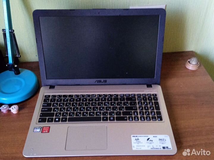 Ноутбук asus R540Y 4Гб Как новый