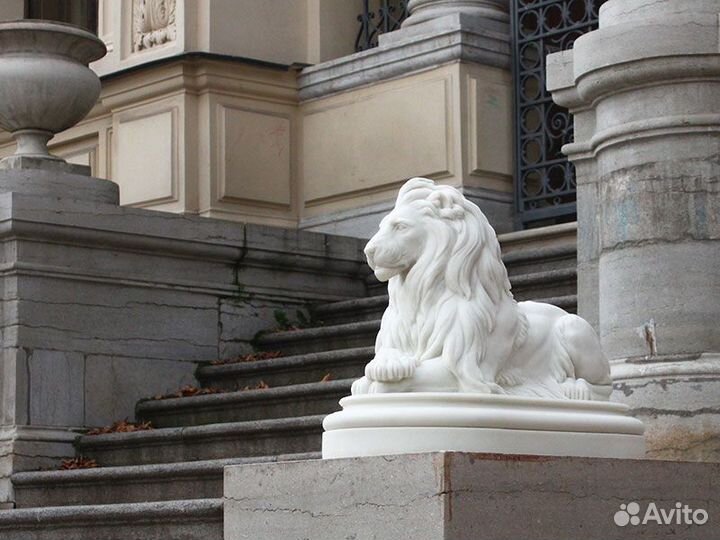 Скульптуры львов и сфинксов