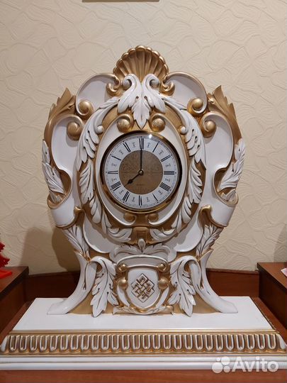 Часы, дерево ценное, резьба ручная, точный механиз