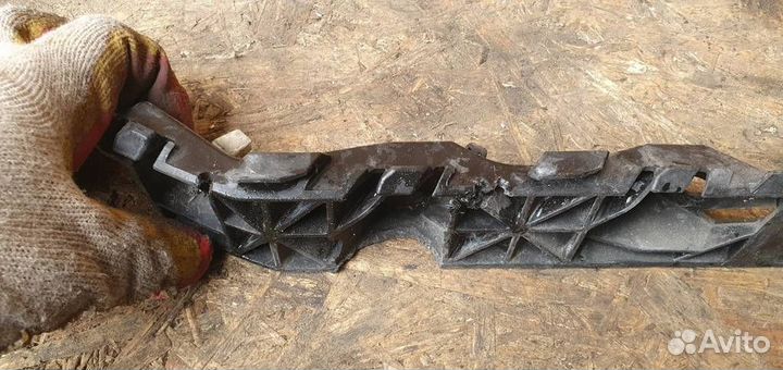 Направляющая переднего бампера правая Kia Sportag