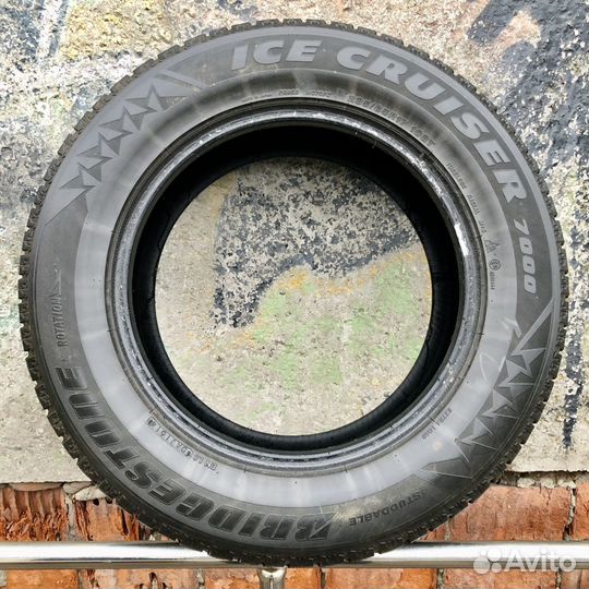 Bridgestone Ice Cruiser 7000 235/65 R17
