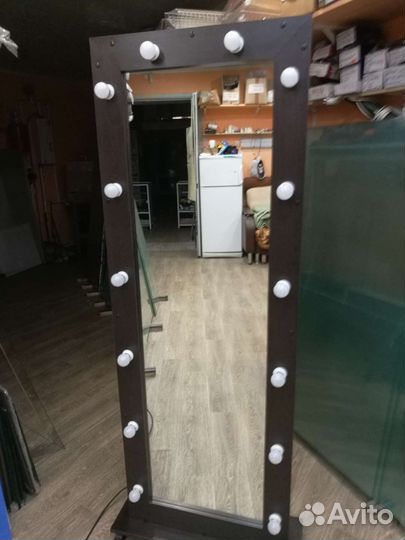Гримерное зеркало с лампочками