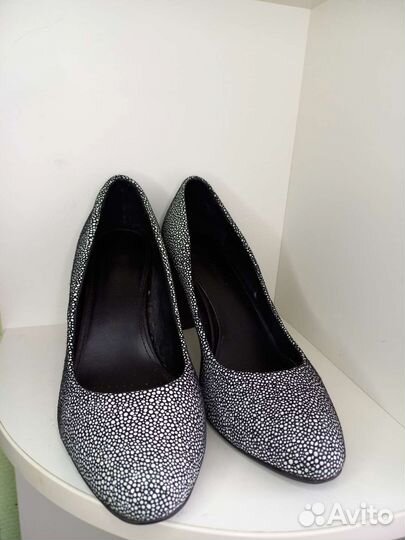 Туфли женские на высоком кублуке 38-39
