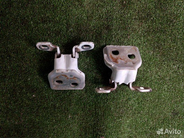 Петля двери задняя левая Renault Logan 1.6 2017