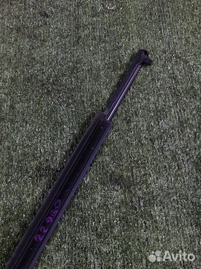 Молдинг стекла двери передний левый Toyota Avensis