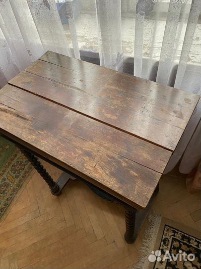 Старинный деревянный столик