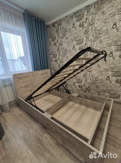 Кровать двухспальная с матрасом