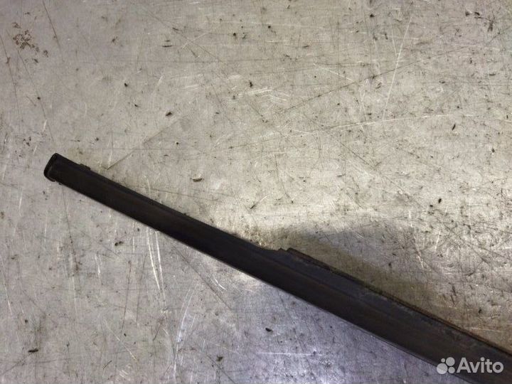 Молдинг стекла задний правый Mitsubishi Outlander