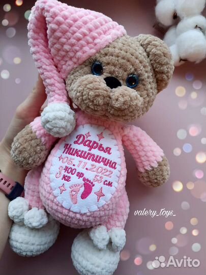 Вязаная игрушка мишка ручной работы с метрикой