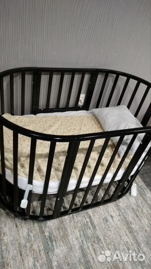 Детская кроватка с маятником и комодом