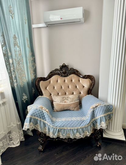 Хол с креслами