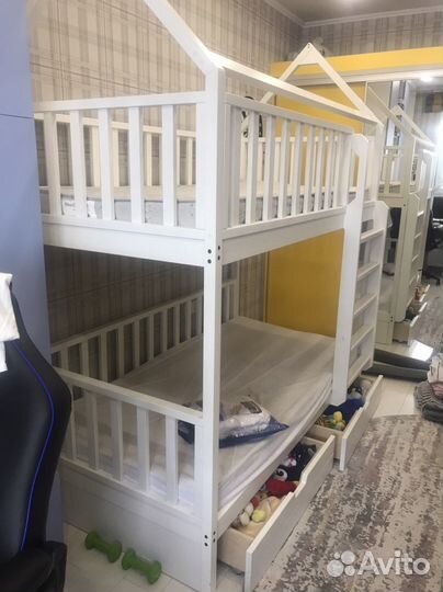 Двухярусная кроватка с матрасами и наматрасниками