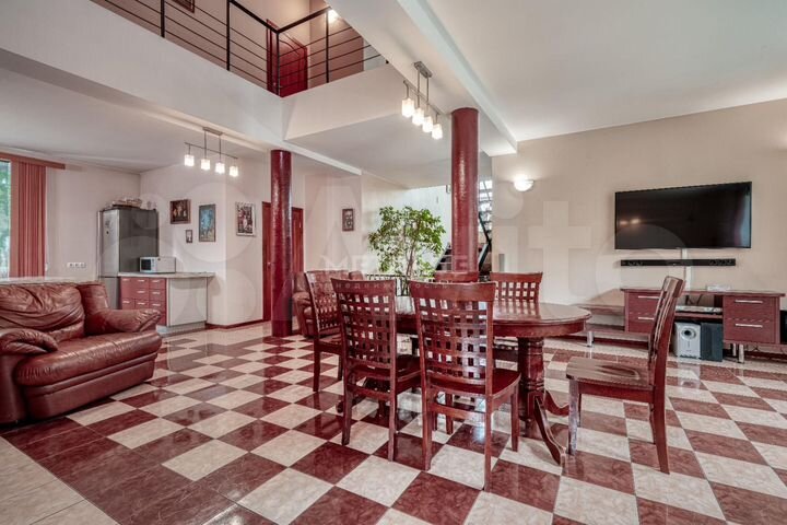 Дом 307,9 м² на участке 8 сот.