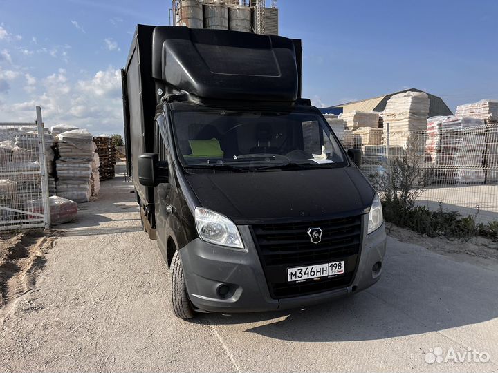 Водитель экспедитор на своем грузовом авто