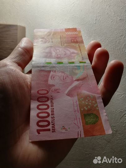 Банкнота 100000 рупий Индонезии