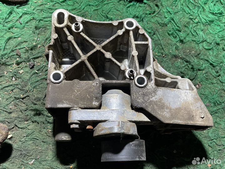 Кронштейн генератора с натяжным роликом peugeot206