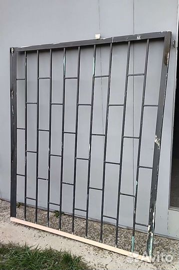 Решётка оконная металлическая с дверью