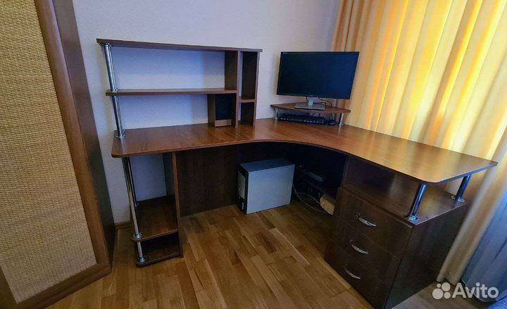 Угловой компьютерный, школьный, письменный стол