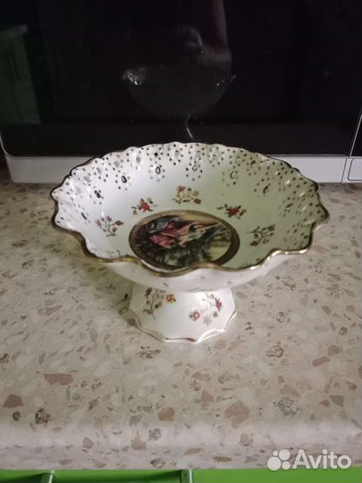 Ваза для фруктов на ножке