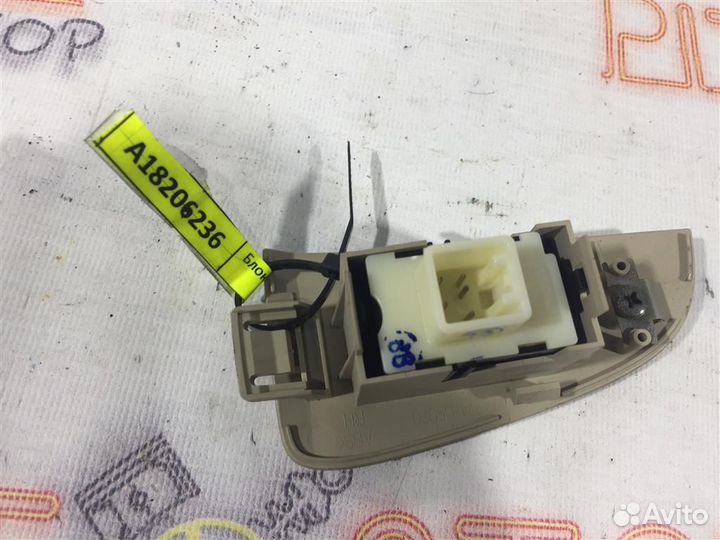 Кнопка стеклоподъемника задняя правая Toyota Aven