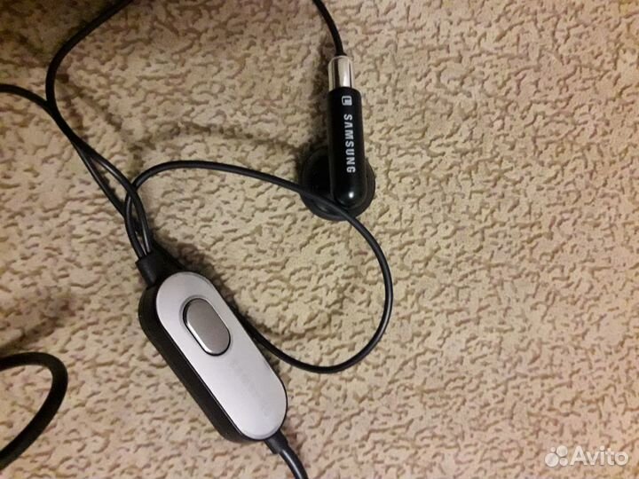 Телефон, наушники, зарядка аккумулятор и чехол