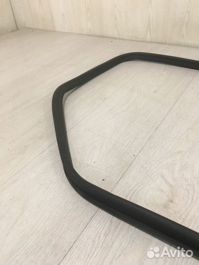Уплотнительная резинка крышки багажника Mercedes