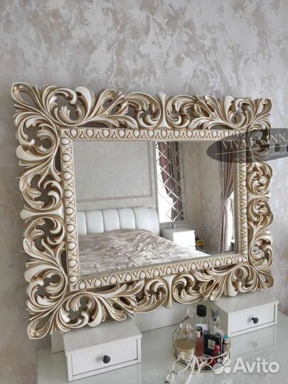 Зеркало в резной раме